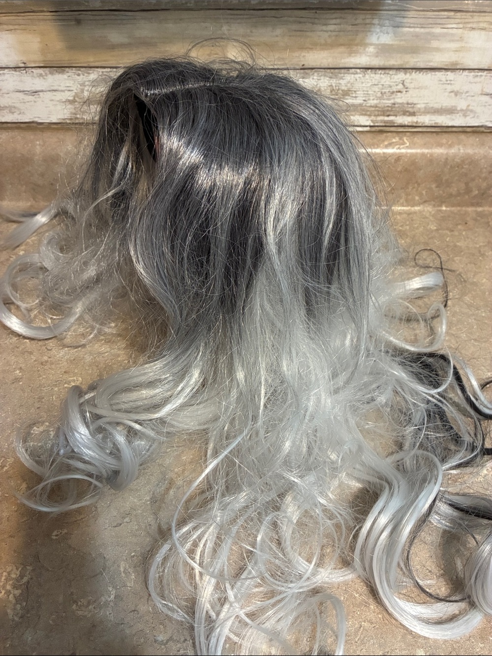 Gray Ombre Long Curly Women’s Wig - Stylish Silver Gradient